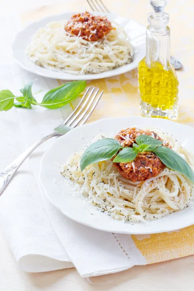 Pasta spaghetti med bolognese oksekød tomat sauce basilikum og parme - Stock-foto