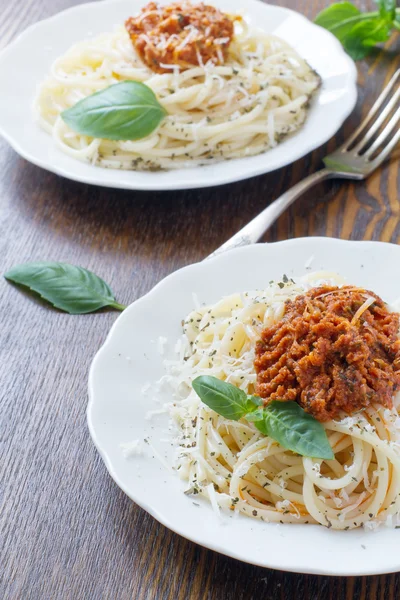 パスタ ソース バジルとパルメザン チーズのスパゲティ — ストック写真