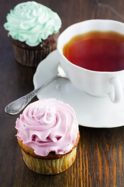 Cupcake et une tasse de thé — Photo