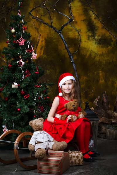 可爱的小女孩在圣诞装饰品 — 图库照片