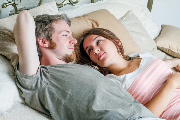 Joven hombre y mujer en la cama . —  Fotos de Stock