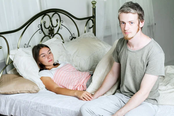 Yatak odasında evli çift — Stok fotoğraf