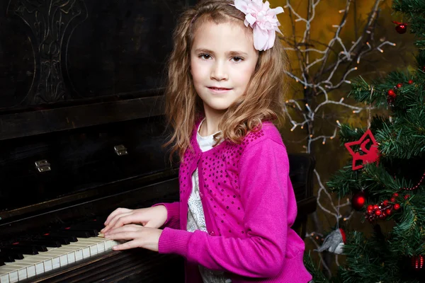 快乐的小女孩在弹钢琴 — 图库照片