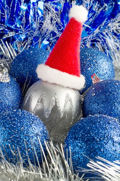 Blaue Weihnachtskugeln und Lametta — Stockfoto