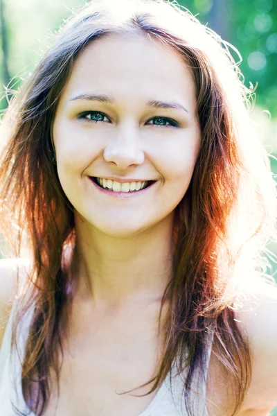 Güneş ışığı altında genç kadın — Stok fotoğraf