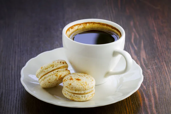 Macaroon e uma xícara de café — Fotografia de Stock