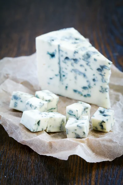 蓝纹奶酪切片破碎 — 图库照片