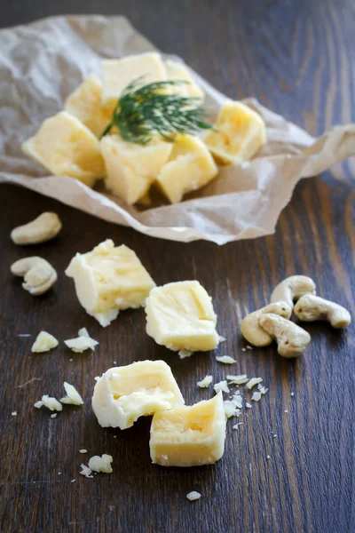 Hard cheese on slices of brokenness — Stock Photo, Image