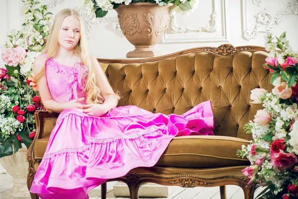 Портрет маленькой девочки, лежащей на диване — стоковое фото