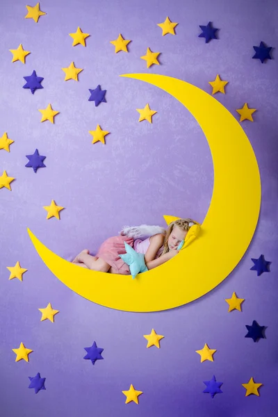 sevimli küçük kız büyük bir ayda uyur 