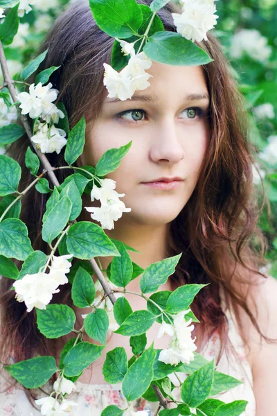Portret van de jonge vrouw — Stockfoto