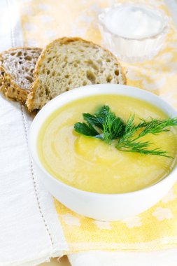 Beyaz kase kabak kremalı çorba