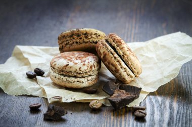 siyah çikolata parçaları ile çikolata macaroons 