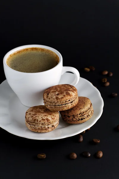 Schokoladenmakronen und eine Tasse Kaffee — Stockfoto