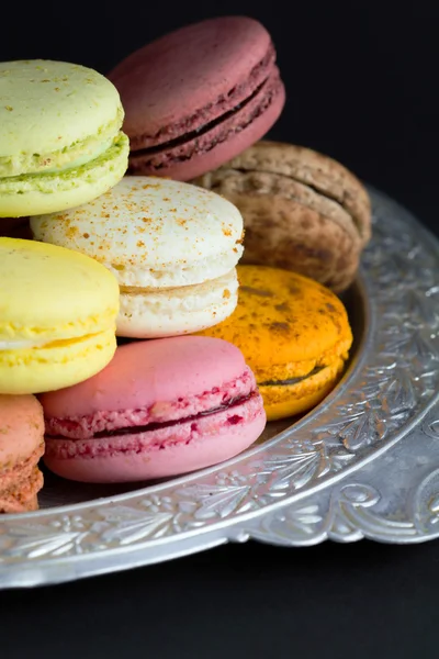 Macarons sur plateau décoratif argenté — Photo