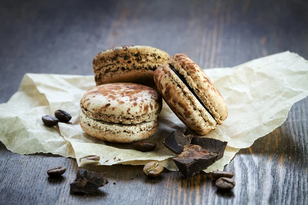 siyah çikolata parçaları ile çikolata macaroons 