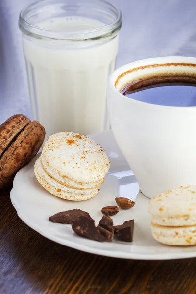 Bir kahve ve bir oral seks çok acıbadem kurabiyesi — Stok fotoğraf