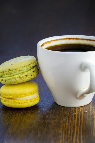 Lemon macaroon and a cup of coffee — Stock Photo, Image