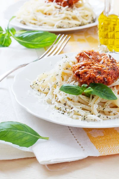 パスタ スパゲッティ ソース、トマト、バジルとパルメザン チーズ — ストック写真