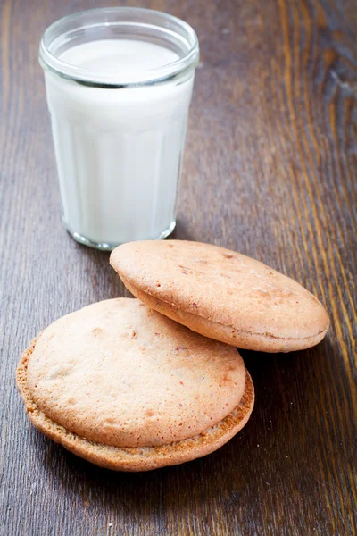 Pliki cookie i szklankę mleka — Zdjęcie stockowe