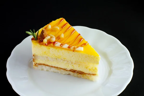 Segment van heerlijke mango taart — Stockfoto