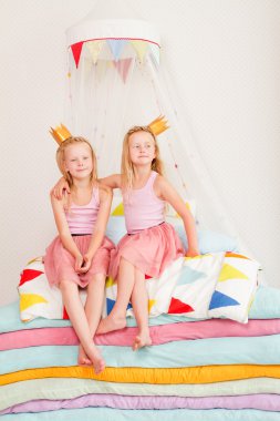 iki küçük kız minder yığını üzerinde yalan