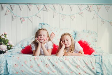 iki sevimli küçük kız yatakta yatıyordu