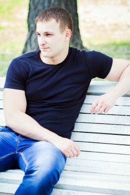 parkta genç adam