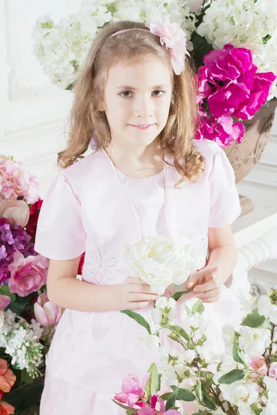 Retrato de menina bonito pouco com flores — Fotografia de Stock