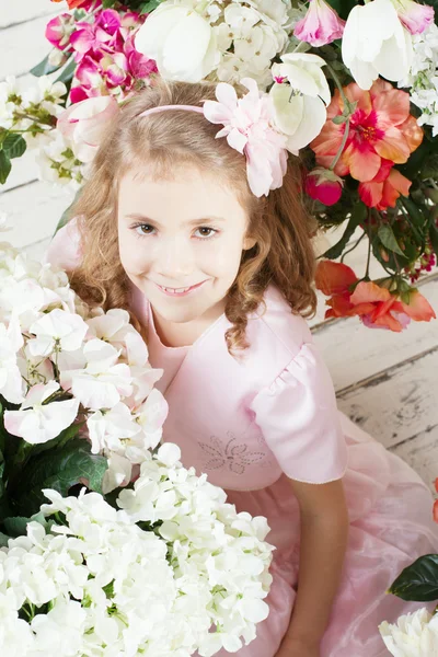 Retrato de menina bonito pouco com flores — Fotografia de Stock