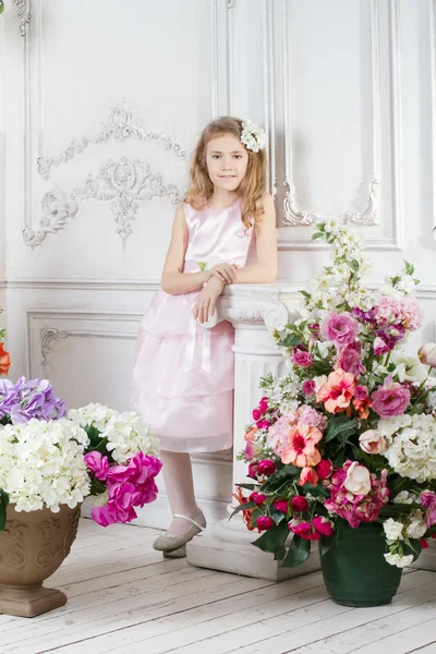 Retrato de menina bonito pouco com flores — Fotografia de Stock