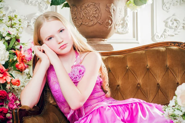 Portrait of a little girl lying on the couch — Stock Photo, Image