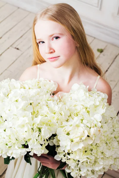 Retrato de uma menina com um grande buquê de flores — Fotografia de Stock