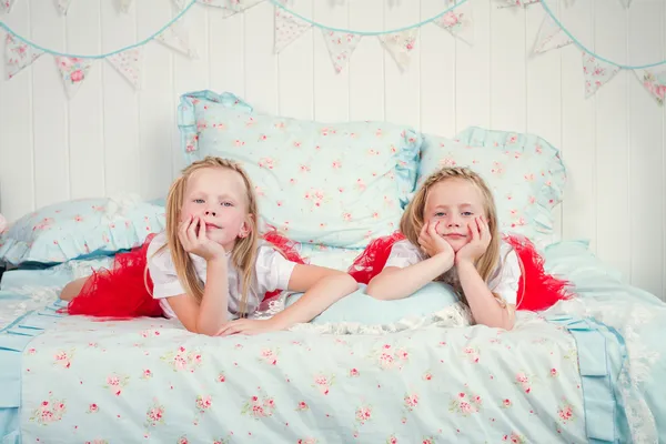 Zwei süße kleine Mädchen — Stockfoto