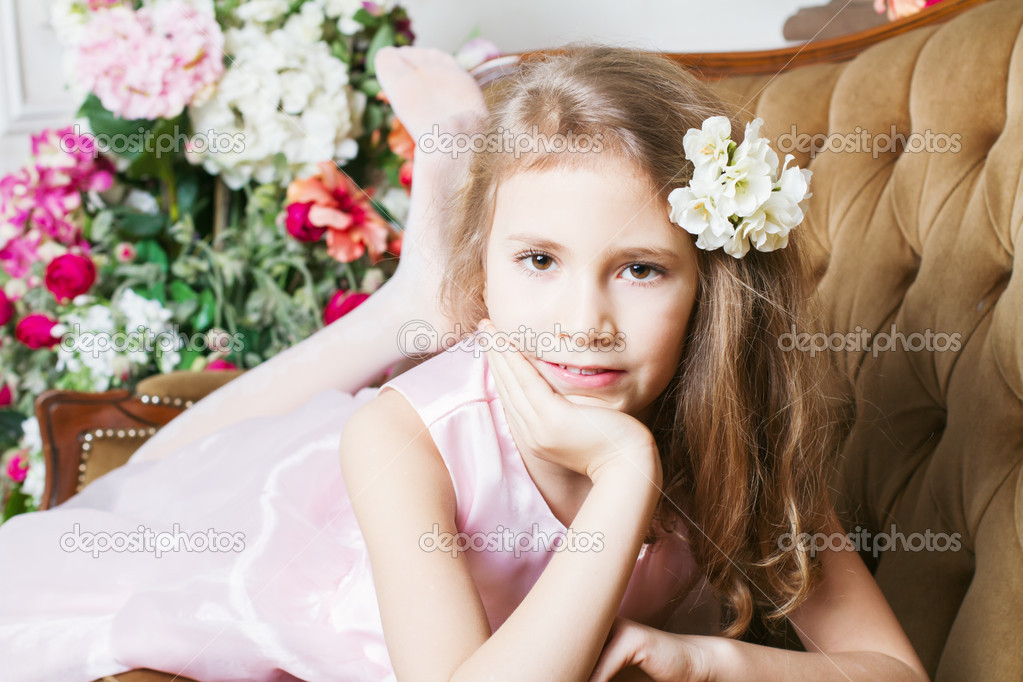  little girl lying on the couch 