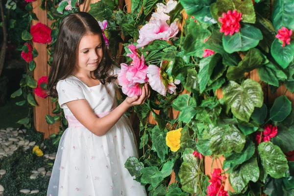 Πορτρέτο του μικρό κορίτσι στον κήπο — Φωτογραφία Αρχείου