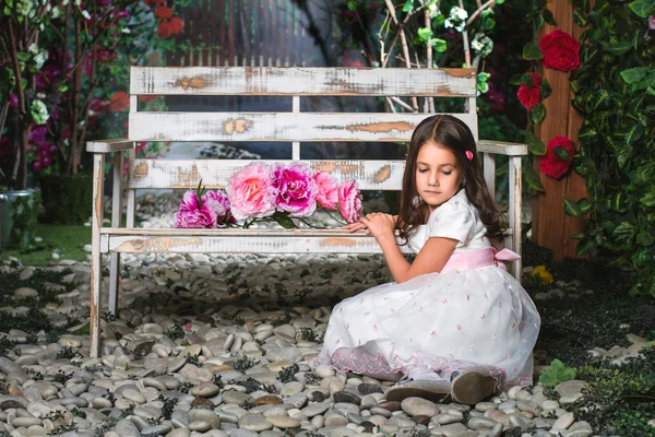 Portrait d'une petite fille dans le jardin — Photo