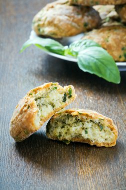 fesleğen ve parmesan ile tanımlama 