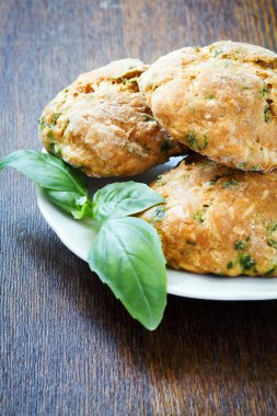 fesleğen ve parmesan ile tanımlama 
