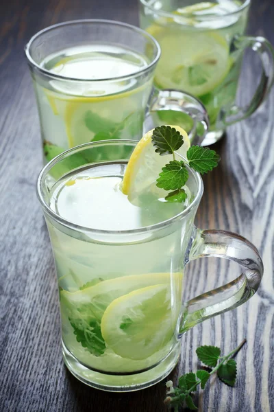 cups of green tea with mint