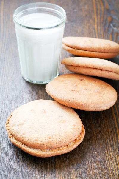 Zelfgemaakte koekjes en een glas melk — Stockfoto