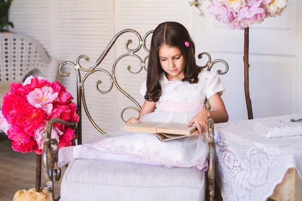 Little girl reading a book — Stock Photo, Image