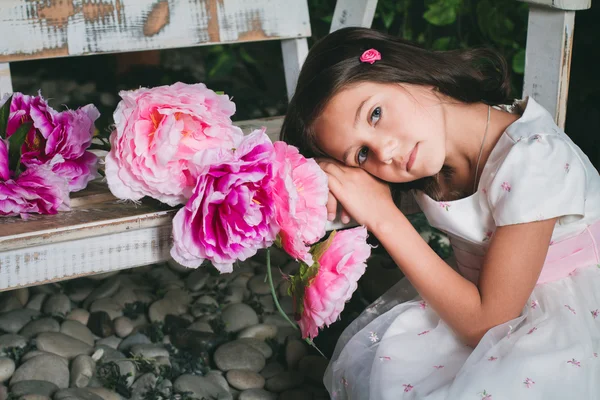 Portrait d'une jolie petite fille dans le jardin — Photo