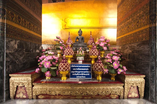 Buda imagen en mesa de altar —  Fotos de Stock