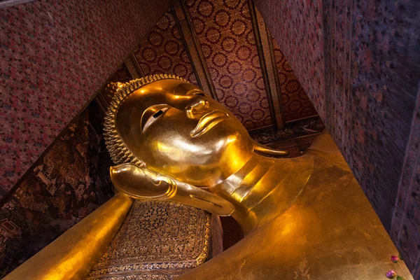 Big buddha i templet i thailand — Stockfoto