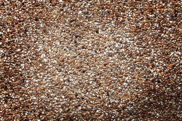 Hermosa y colorida pared de piedra con ladrillos rojos aquí y allá — Foto de Stock