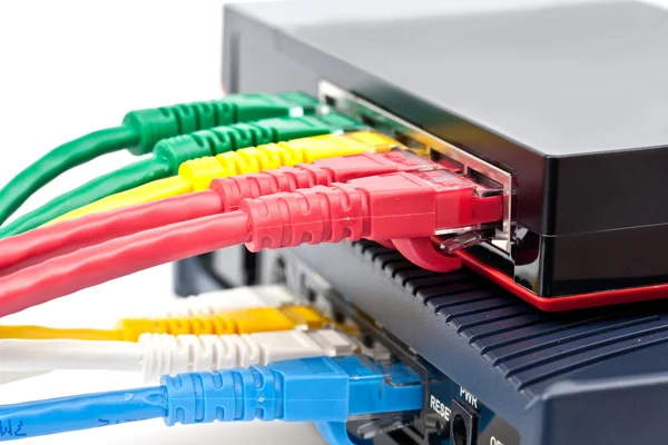 Przełącznik Ethernet na białym tle i routera połączenia sieci lan — Zdjęcie stockowe