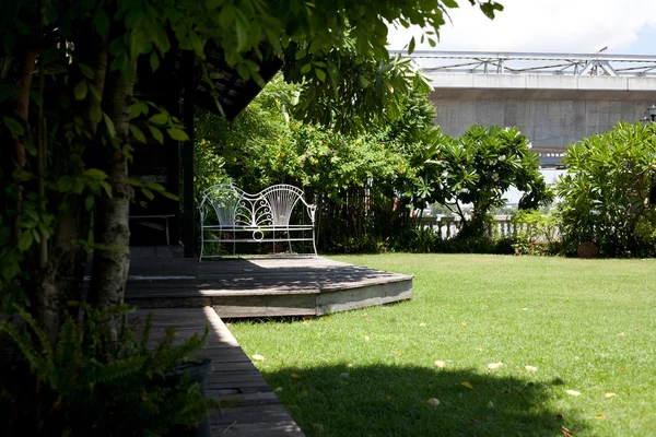 Banco blanco en el jardín — Foto de Stock