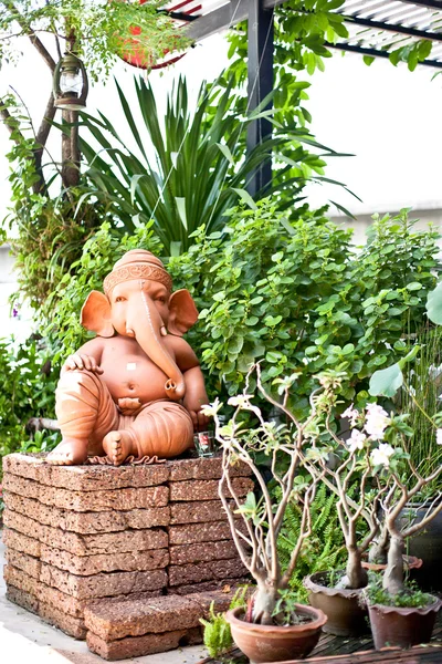 Estatua de arte en el jardín — Foto de Stock