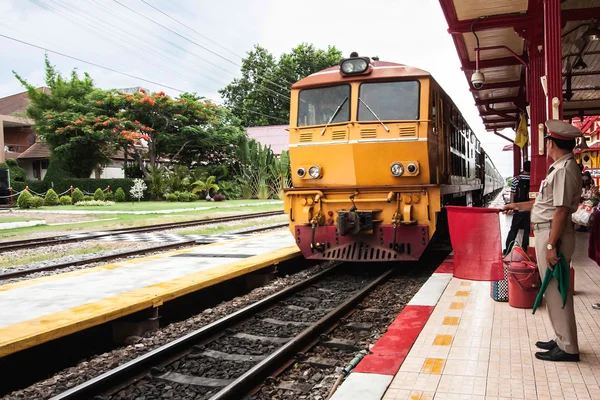 Tren tailandés colorido llegando a la estación — Foto de Stock